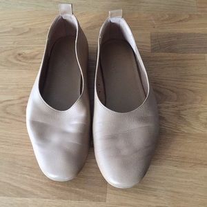 Everlane Day Glove flats in Caramel